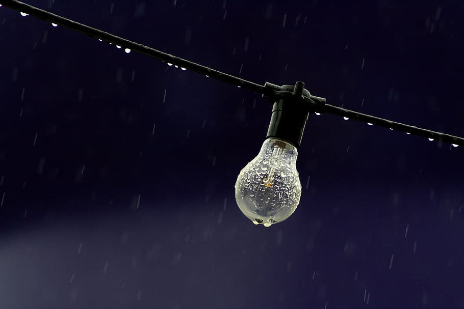 bombeta, convertit, plujós, temps, clar, vidre, aigua, rosada, primer pla, fotografia, elèctric, llum, cable, pluja, gotes de pluja, gotes, bokeh, encara, penjant, tir de l'estudi, cap gent, fons negre, submarí, a l'aire lliure, dia, equips d’il·luminació, centrar-se en primer pla, sol objecte, a l'interior, bola de disc, nit, còpia espai, fosc, humit, il·luminat, metall, esdeveniment, electricitat, brillant, vida nocturna, color negre, 4K