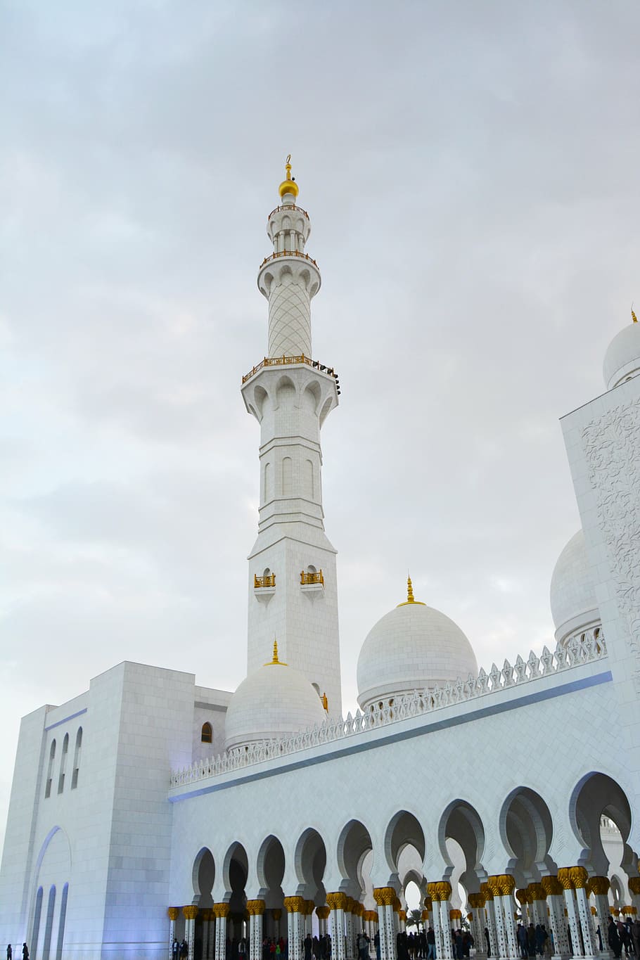 mesquita, Abu Dhabi, uae, arquitectura, religiós, referència, àrab, religió, adoració, oració, espiritualitat, cúpula, estructura construïda, destinacions de viatge, vista d’angle baix, exterior de l'edifici, cap gent, lloc de culte, edifici, creença, cel, viatjar, turisme, torre, alta - alta, naturalesa, lloc, ubicació, fletxa, 5K