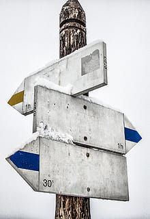 signes, muntanyes, en blanc, buit, emplenar, ruta, pista, hivern, recreació, festa, espai, blanc, a l'aire lliure, comunicació, cap gent, cel, signe, text, vista d’angle baix, vell, dia, arquitectura, orientació, naturalesa, símbol, rovellat, senyal direccional, carta, metall, estructura construïda, cel clar, símbol de fletxa, 1080P, CC0, domini públic, lliure de regalies