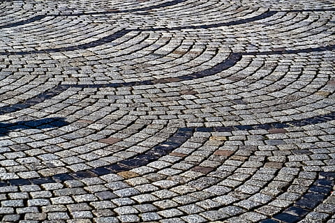 pavaj din beton gri, model, textură, fundal, Rau, piatră, plasture, arhitectură, drum, pavaj, vechi, structuri, oraș, oras vechi, trotuar, cobblestones, sol, structura, suprafața trotuarului, amenajat, construcții de drumuri, pardoseală, pavat, articulații, piatră naturală, solid, suprafaţă, gri, cadru complet, fundaluri, nici o persoana, texturată, pietruită, zi, proiecta, vedere în unghi mare, formă, natură, în aer liber, geometrică, lumina soarelui, a închide, abundenţă, cerc, curba, concentric, roată, 4K, CC0, domeniu public, fără drepturi de autor