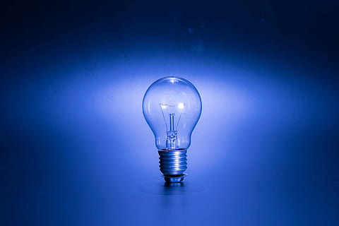 slukket, grå, lys pære, pære, lys, fokus, belysning, streng, elektricitet, brændstof og elproduktion, filament, belyst, belysningsudstyr, blå, glødende, Strømforsyning, enkelt objekt, studio skud, lys - naturligt fænomen, farvet baggrund, lyse, blå baggrund, glas - materiale, innovation, teknologi, inspiration, indendørs, levende farve, ingen mennesker, elektrisk lampe, abstrakt, Stærkt oplyst, overvejelse, letvægt, 5K, CC0, offentligt domæne, royaltyfrie