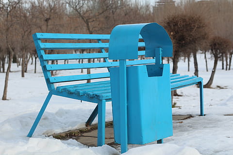 banco, basura, azul, envase, al aire libre, reciclaje, bote de basura, metal, reciclar, vacío, ecología, resolver, formar, nieve, invierno, temperatura fría, asiento, naturaleza, el color blanco, nadie, tierra, ausencia, silla, tranquilidad, día, árbol, congelado, parque, Banco del parque, Montaña cubierta de nieve, 5K, CC0, dominio público, libre de derechos