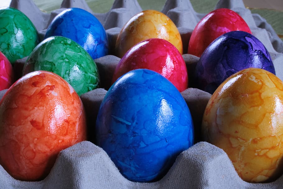 uova di Pasqua, colorato, gamma, Cartone di uova, Pasqua, uovo, hartgekocht, giallo, blu, verde, primavera, uova colorate, multicolore, cibo, cibo e bevande, uovo di Pasqua, natura morta, avvicinamento, grande gruppo di oggetti, celebrazione, vacanza, nessuno, freschezza, in casa, variazione, scelta, rosso, arte e artigianato, 4K