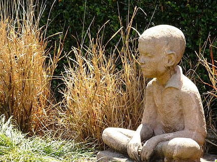 statue, dreng, sten-, barn, figur, siddende, buddhist, meditation, skulptur, Kunst og håndværk, repræsentation, menneskelig repræsentation, plante, ingen mennesker, kreativitet, natur, dag, mandlig lighed, græs, håndværk, solid, udendørs, tæt på, fortiden, vækst, gammel, 4K, CC0, offentligt domæne, royaltyfrie