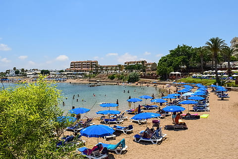 Xipre, protaras, platja, mediterrani, estiu, paisatge, turisme, illa, festa, vacances, Resort, destinació, badia, arbre, blau, a l'aire lliure, aigua, centrar-se en primer pla, naturalesa, cel, arquitectura, exterior de l'edifici, planta, estructura construïda, dia, terra, grup de persones, mar, ciutat, multitud, vaixell nàutic, vista d’angle alt, 5K, CC0, domini públic, lliure de regalies