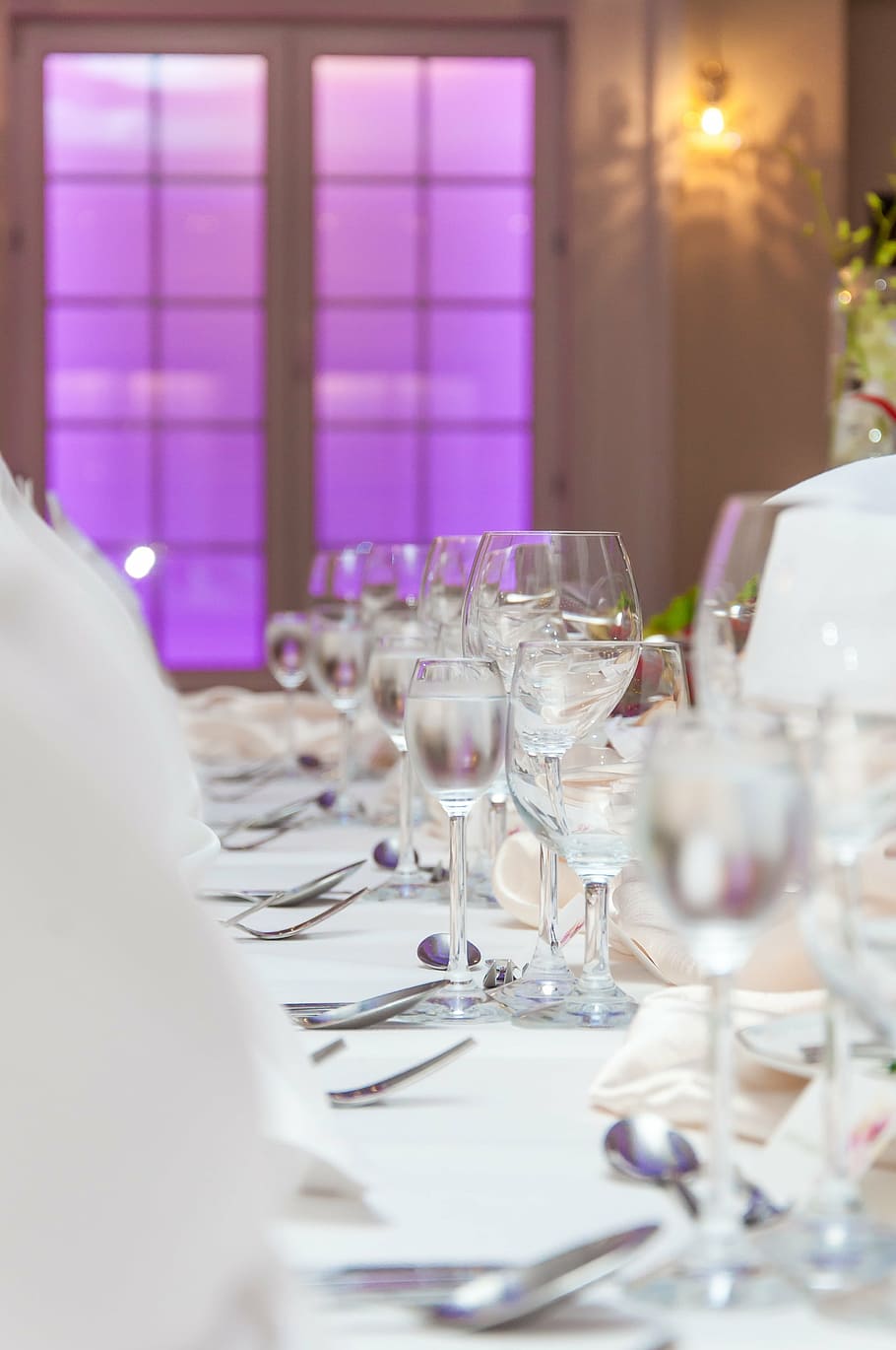 nozze, posate, evento, tavolo da pranzo, la cerimonia, trasparente, piatti, centrino, bicchieri di vino, forchetta, bellissimo, tavolo, ristorante, eleganza, tovagliolo, cena, lusso, argenteria, cenare, piatto, tovaglia, decorazione, vasellame, celebrazione, banchetto, servizio, bicchiere, nessuno, organizzazione, bicchiere di vino, ambientazione, in casa, attrezzature domestiche, messa a fuoco selettiva, mobilia, utensile da cucina, cibo e bevande, vetro - materiale, attività commerciale, preparazione, 2K