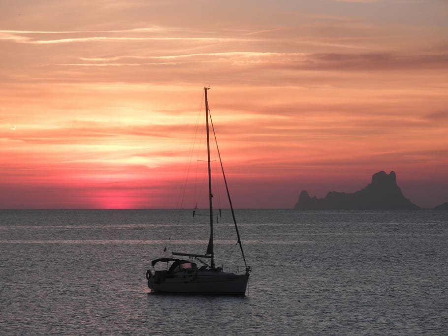 posta de sol, formentera, posta de sol, formentera, mar, cel, núvol - cel, naturalesa, aigua, bellesa a la natura, escenics - natura, transport, escena tranquil·la, tranquil·litat, davant del mar, vaixell nàutic, color taronja, veler, idíl·lic, horitzó sobre l’aigua, manera de transport, cap gent, a l'aire lliure, 4K