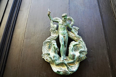 Tür, Zahl, Eingang, Neptun, Holz, Jack, Malta, Insel, Game of Thrones, Serie, Relais, keine Leute, Tag, Nahansicht, drinnen, Statue, Wasserspeier, Kunst und Handwerk, Skulptur, Darstellung, Kreativität, menschliche Darstellung, Holz - Material, Kunst, alt, die Architektur, die Vergangenheit, draußen, Geschichte, Türklopfer, gebaute Struktur, 5K, CC0, gemeinfrei, lizenzfrei