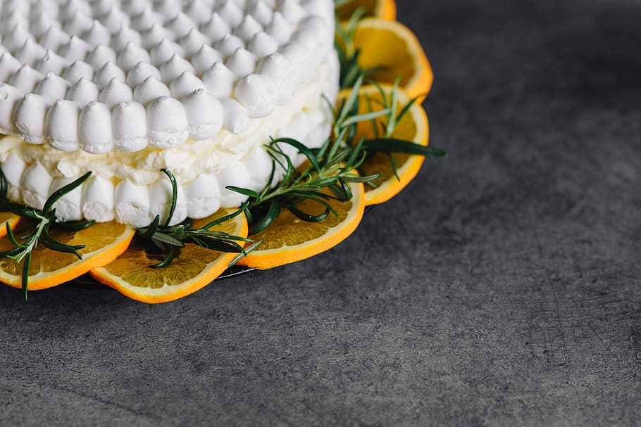 coca de merenga, batuda, crema, taronges, merenga, pastís, crema batuda, fruita, taronja, postres, bezee, pavlova, menjar, gourmet, primer pla, cap gent, menjar dolç, tir de l'estudi, vista d’angle alt, a l'interior, groc, menjar i beguda, frescor, còpia espai, Color blanc, natura morta, alimentació saludable, taula, benestar, planta, planta amb flors, romaní, aliments crus, vegetals, 5K