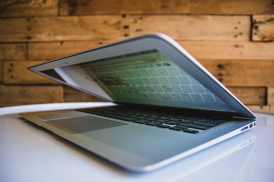 computer macbook, bianca, superficie, Marrone, parete, computer portatile, trasformato, il computer portatile, computer, schermo, lavoro, tavolo, Aperto, Mela, aria, legna, scrittura, scrittore, chiave, tastiera, trasformare, piegare, Google, marca, neon, neonbrand, tecnologia wireless, tecnologia, comunicazione, connessione, in casa, portabilità, nessuno, convenienza, avvicinamento, dispositivo di informazione portatile, messa a fuoco selettiva, Internet, natura morta, attività commerciale, smart phone, rete di computer, dati, 5K
