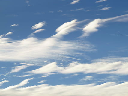 cel, núvols, blau, núvol, contrail, clar, assolellat, bonic, càlid, cirrus, federwolke, dents de serra, patró de dents de serra, patró, naturalesa, temps, dia, aire, a l'aire lliure, fons, núvol - cel, estiu, cloudscape, núvol de cúmuls, bellesa a la natura, vista d’angle baix, tranquil·litat, escenics - natura, escena tranquil·la, cap gent, idíl·lic, Color blanc, marc complet, medi ambient, meteorologia, Wispy, 4K, CC0, domini públic, lliure de regalies