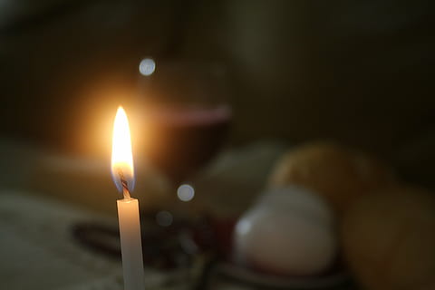 vela, símbols, Pasqua, flama, cremant, foc - fenomen natural, religió, espiritualitat, espelmes, celebració, decoració, foc, calor - temperatura, il·luminat, primer pla, naturalesa, nit, a l'interior, cap gent, fosc, centrar-se en primer pla, brillant, habitació domèstica, lluminositat, 5K, CC0, domini públic, lliure de regalies