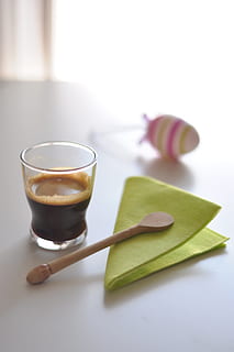 kaffe, pause, cafe, mad, espressokopper, mørk, aroma, kop, lille kaffe, grøn, serviet, mad og drikke, drikke, indendørs, forfriskning, stilleben, ingen mennesker, fokus på forgrunden, friskhed, tæt på, bord, blomst, studio skud, varm drikke, blomstrende plante, plante, glas, husholdningsudstyr, kaffe - drikke, snack, 2K, CC0, offentligt domæne, royaltyfrie