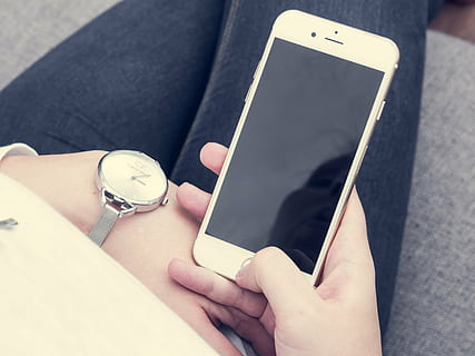 persona, saimniecība, zelta iphone 6, iphone, 6s, plus, ābolu, balts, ekrānā, izspēles, uz augšu, sieviete, roka, izmantot, viedtālrunis, tālruni, pulkstenis, skatīties, gudrs, meitene, ierīce, mobilais, jaunieši, cilvēkiem, dzīvesveids, izmantojot, lietotne, pieskarieties, sociāli, tehnoloģijas, ziņu, Bizness, rakstīšana, sievietēm, Mobilais telefons, cilvēka roku, internetā, cilvēka ķermeņa daļa, bezvadu tehnoloģija, portatīvo informācijas ierīci, viens cilvēks, komunikāciju, savienojumu, ķermeņa daļa, reāliem cilvēkiem, dzīvesveidu, tuvplāns, atpūtas pasākumi, cilvēka pirkstu, pirkstu, cilvēka ekstremitātē, 4K, CC0, publiskais domēns, bez atlīdzības