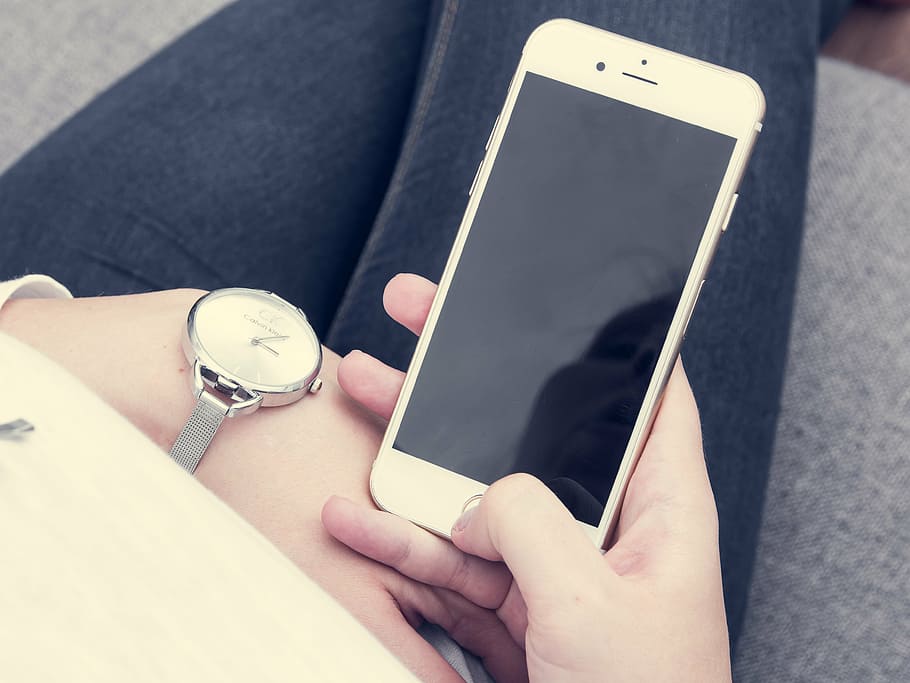 persona, celebració, iphone d'or 6, iphone, 6s, més, poma, blanc, pantalla, burla, amunt, dona, mà, utilitzar, smartphone, telèfon, rellotge, veure, intel·ligent, noia, dispositiu, mòbil, jove, gent, estil de vida, utilitzant, aplicació, tocar, social, tecnologia, missatge, negocis, missatges de text, telèfon intel·ligent, dones, telèfon mòbil, mà humana, Internet, part del cos humà, tecnologia sense fils, dispositiu d’informació portàtil, una persona, comunicació, connexió, part del cos, persones reals, estils de vida, primer pla, activitat d'oci, dit humà, dit, extremitat humana, 4K