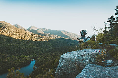 laps de temps photo, la personne, sauter, falaise, dans, chaîne de montagnes, homme, formation rocheuse, corps, eau, un gris, roche grise, jour, Roche, saut, rivière, sac à dos, forêt, la nature, en plein air, Montagne, randonnée, paysage, paysages, Hommes, personnes, une personne, été, ciel, activités récréatives, aventure, rock - objet, adulte, scène tranquille, journée, beauté dans la nature, Activité de loisir, paysages - nature, les vacances, voyage, activité, vacances, solide, tranquillité, 5K, CC0, domaine public, libre de droits
