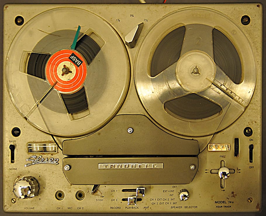 màquina d’àudio retro, retro, àudio, màquina, tecnologia, música, so, equip d’àudio, equipament, estèreo, passat de moda, estil retro, primer pla, rentadora, cap gent, marc complet, comunicació, manera de transport, seguretat, transport, a l'interior, metall, fons, text, cercle, cultura i entreteniment artístic, protecció, maquinària, forma geomètrica, equipament elèctric, 2K