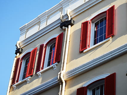 rosso, persiane, finestre, finestra, costruzione, architettura, esterno, Residenziale, pioggia, grondaia, Catcher, esterno di casa, casa esteriore, Gibilterra, esterno dell'edificio, Inquadratura dal basso, struttura costruita, nessuno, giorno, quartiere residenziale, all'aperto, cielo, cielo sereno, blu, natura, Casa, città, balcone, luce del sole, attrezzatura per l'illuminazione, telaio della finestra, 1080P, CC0, dominio pubblico, privo di copyright