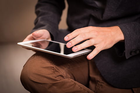 Person, halten, Tablet, ipad, Arbeit, streichen, Surfen, lesen, Bildschirm, Internet, Tablette, Digital, Finger, Technologie, Computer, pc, persönlicher Computer, in Verbindung gebracht, modern, Gadget, digitale Tablette, Berührungsempfindlicher Bildschirm, kabellose Technologie, Männer, menschliche Hand, Menschen, Geschäft, berühren, eine Person, Kommunikation, Hand, Verbindung, menschliches Körperteil, menschlicher Finger, Computernetzwerk, Nahansicht, drinnen, Computer benutzen, Körperteil, Surfen im Internet, dunkel, Flüssigkristallanzeige, 5K