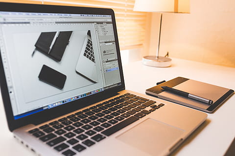 tourné, macbook, pro, patin de traction, stylo, Pomme, ordinateur, électronique, clavier, portable, Macbook Pro, écran, La technologie, Technologie sans fil, la communication, lien, table, meubles, affaires, personne, l'Internet, à l'intérieur, réseau informatique, Bureau, équipement informatique, moniteur d'ordinateur, dispositif d'information portable, fermer, 5K, CC0, domaine public, libre de droits
