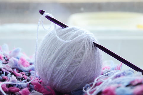 tangle, knitting, hobby, needlework, weaving, patterns, confusion, thread, passion, life style, a loop, to knit, ball, wool, craft, hobbies, crochet, sewing, textile, material, close-up, creativity, knitting needle, art and craft, ball of wool, indoors, sewing needle, selective focus, white color, focus on foreground, day, needle, softness, scarf, 4K