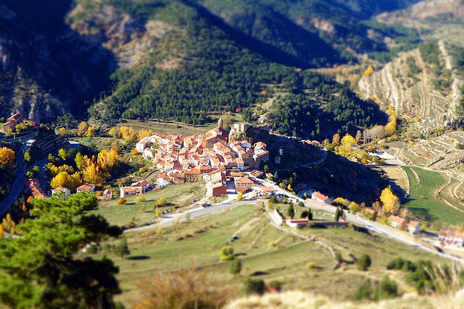 paisatge, muntanyes, espanya, punt de vista, linares de mora, teruel, aragon, gent, escena rural, escenics, arbre, vista aèria, a l'aire lliure, planta, muntanya, vista d’angle alt, naturalesa, Canvi de inclinació, dia, arquitectura, estructura construïda, exterior de l'edifici, medi ambient, cap gent, terra, bellesa a la natura, escenics - natura, llum solar, edifici, 4K