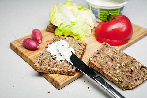 brød, sprede, frugtskiver, sandwich, making, tomat, smør, ost, salat, forberedelse, forberede, snack, frokost, måltid, mad, skærebræt, hjemmelavet, kniv, sund og rask, frisk, mad og drikke, grøntsag, sund kost, friskhed, velvære, studio skud, indendørs, frugt, skive, løg, ingen mennesker, bordkniv, Brunt brød, spise redskaber, træ - materiale, hakket, 4K, CC0, offentligt domæne, royaltyfrie