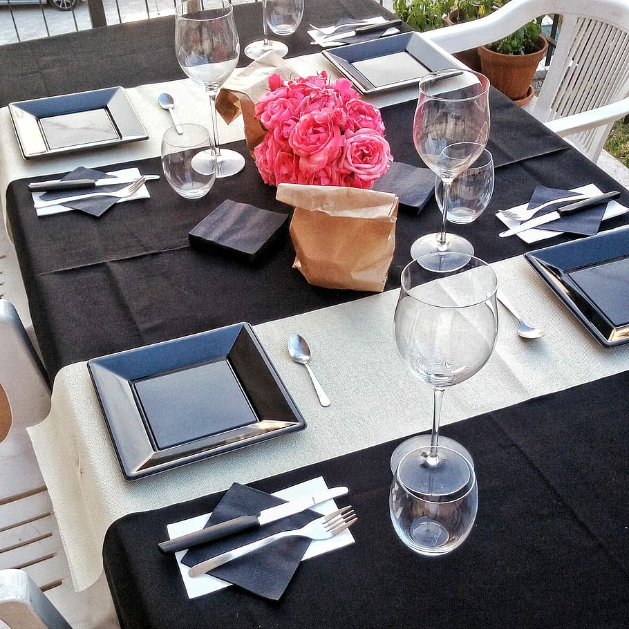 taula, chic, detalls, sopar, rosa, romàntic, blanc i negre, copa, Copa de vi, vista d’angle alt, menjar i beguda, placa, vidre, equipament per a la llar, utensili per menjar, estri de cuina, forquilla, natura morta, beure, refresc, frescor, cap gent, menjar, a l'interior, llest per menjar, dia, configuració, ganivet de taula, temptació, 2K