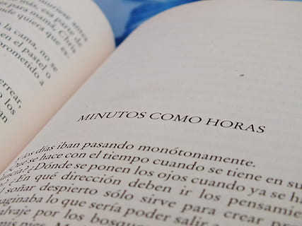 minutos como horas text, Buch, Bildung, Referenz, Schule, Wissen, Text, Wörterbuch, Lernen, Info, Analphabetentum, alphabetischer Reihenfolge, Analphabet, Ausbildung, Alphabetisierung, lesen, Häufig gestellte Fragen, ABC, zu, b, c, Blatt Buch, Papier-, Gesetz, keine Leute, Nahansicht, westliche Schrift, Kommunikation, Veröffentlichung, Seite, drinnen, Stillleben, Literatur, selektiver Fokus, Skript, High Angle View, weiße Farbe, Typoskript, Hintergründe, Botschaft, studieren, Lehrbuch, 1080P, CC0, gemeinfrei, lizenzfrei