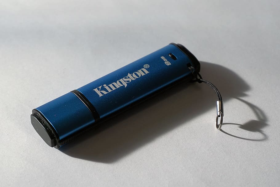 llapis USB, memòria usb, ordinador, usb, memòria, pal de dades, llapis de memòria, dades, xip de memòria, suport d’emmagatzematge, botiga, això, sol objecte, cap gent, primer pla, dia, ombra, comunicació, a l'interior, tecnologia, text, connexió, tir de l'estudi, bolígraf, natura morta, instrument d’escriptura, còpia espai, senzillesa, tinta, tecnologia sense fils, vista d’angle alt, guió occidental, color negre, ploma estilogràfica, missatge, equipament elèctric, 4K