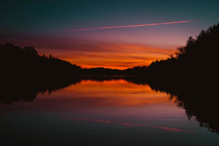 rosso, cielo, riflettendo, corpo, acqua, d'oro, ora, tramonto, lago, riflessione, crepuscolo, rosa, arancia, blu, buio, all'aperto, paesaggio, calma, tranquillo, calmo, bruciare, colorato, luce finale, avventura, fuga, pino, autunno, bellezza nella natura, la tranquillità, scenics - natura, albero, scena tranquilla, pianta, silhouette, colore arancione, nuvola - cielo, natura, idilliaco, scena non urbana, nessuno, lungomare, cielo romantico, viola, 5K