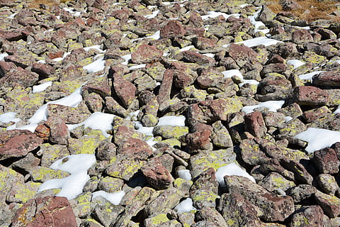 Kennedy, Stein, Textur, Zusammensetzung, Makro, Natur, die steine ​​sind, Detail, Hintergrund, alt, Umwelt, Stein Textur, das Interessante, wunderschönen, auf, Reise, Fotografie, großartig, unglaublich, interessante Texturen, Flechte, Flechtenfelsen, Farbe, Farbtextur, getragen, Ästhetik, sarmiento, Granit, Hardrock, Moos, moosig, beeindruckend, natürlich, Natursteine, natürliche Schönheit, Schnee, solide, Rock, Vollbild, Tag, Rock - Objekt, keine Leute, Hintergründe, High Angle View, Fülle, Rau, draußen, Stein - Objekt, große gruppe von gegenständen, Sonnenlicht, texturiert, Land, Schönheit in der Natur, Ruhe, Kieselstein, erodiert, 5K, CC0, gemeinfrei, lizenzfrei