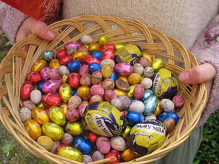uova di caramella, cestino, primavera, zucchero, ossequi, gustoso, colorato, stagione, tradizionale, festivo, confezioni, cibo, contenitore, mano umana, Pasqua, mano, una persona, parte del corpo umano, cibo e bevande, uovo di Pasqua, uovo, grande gruppo di oggetti, celebrazione, multicolore, detenzione, freschezza, abbondanza, di vimini, arto umano, 2K, CC0, dominio pubblico, privo di copyright