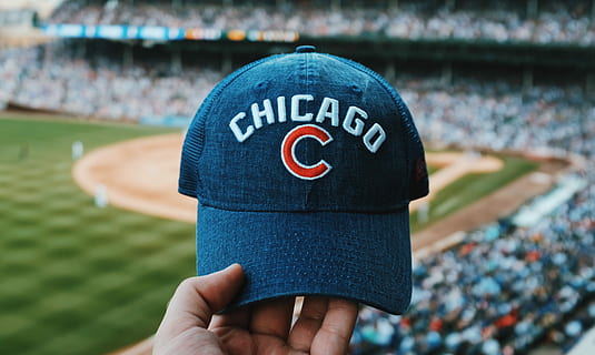 persona, detenzione, blu, cappello di chicago cubs, cuccioli di Chicago, attrezzato, berretto, baseball, cappello, squadra, logo, pipistrello, palla, outfield, prima base, Chicago, sport, cappello da cucciolo, cucciolo, gioco, marca, stadio, sport estivo, base, brocca, blake guidry, parte del corpo umano, mano, una persona, mano umana, concentrarsi sulle conoscenze acquisite, comunicazione, testo, giorno, all'aperto, parte del corpo, avvicinamento, persone reali, numero, folla, sceneggiatura occidentale, prospettiva personale, dito, 4K, CC0, dominio pubblico, privo di copyright