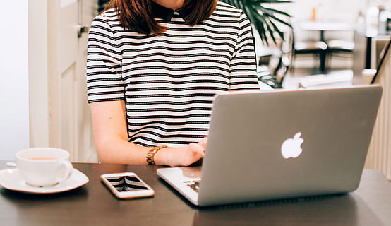 kvinde, ved brug af, sølv macbook, bærbar, æble, macbook, computer, browser, forskning, forretning, arbejde, skrivebord, kaffe, drikke, pause, kontor, trådløs teknologi, teknologi, bruger bærbar computer, en person, forbindelse, meddelelse, bord, voksen, indendørs, forfra, kop, stribet, Kvinder, internet, midsection, afslappet tøj, krus, sidder, frisure, 4K, CC0, offentligt domæne, royaltyfrie