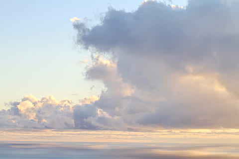 nubes, puesta de sol, mar, playa, colores, la palma, marca, isla, montañas, paisaje, cielo, nube - cielo, paisajes - naturaleza, belleza en la naturaleza, tranquilidad, escena tranquila, nadie, naturaleza, ambiente, al aire libre, día, idílico, paisaje de nubes, vista de ángulo bajo, copia espacio, luz del sol, antecedentes, cielo dramático, meteorología, 5K, CC0, dominio público, libre de derechos