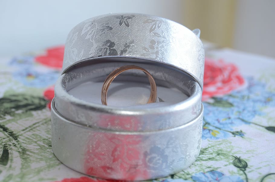 ring, gave, boks, bryllup, emballage, glæde, postkort, skønhed, kærlighed, ferie, ingen mennesker, dag, kan, tæt på, aluminium, udendørs, vand, metal, fokus på forgrunden, stilleben, indendørs, selektiv fokusering, beholder, låg, natur, mønster, kort, rød, tin, maling, sikkerhed, sølvfarvet, personlige tilbehør, blomstermønster, 4K