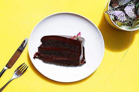 tenedor, un pan, cuchillo, plato, chocolate, pastel, comida, postres, dulces, comida y bebida, amarillo, utensilio para comer, indulgencia, dulce, postre, comida dulce, utensilio de cocina, mesa, horneado, listo para comer, tentación, fondo amarillo, directamente arriba, comer poco saludable, nadie, pastel de chocolate, estilo de comida, color plateado, 5K, CC0, dominio público, libre de derechos