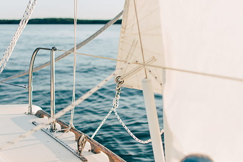 blanc, gris, vaixell, cos, aigua, tancar, foto, barca de barca, primer pla, rail, vela, veler, vaixell nàutic, mar, iot, iots, navegar, coberta de vaixells, estiu, vacances, esport, viatjar, a l'aire lliure, transport, luxe, creuer, Croàcia, vent, recerca recreativa, mar adriàtic, regata, blau, activitat d'oci, Mar Mediterrani, manera de transport, cap gent, naturalesa, corda, cel, horitzó sobre l’aigua, roda, 5K, CC0, domini públic, lliure de regalies