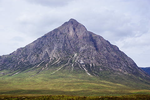 gri, Munte, cer, timpul zilei, negru, verde, noros, stâncă, deal, înalt, sterp, varf de munte, summit de munte, peisaj, copac, în aer liber, nor, alp, gamă, vârf, nor - cer, scenice - natura, frumusețe în natură, mediu inconjurator, o scenă liniștită, scenă non-urbană, liniște, nici o persoana, natură, geologie, zi, plantă, idilic, teren, Culoarea verde, vulcan, de munte, craterul vulcanic, formare, 5K, CC0, domeniu public, fără drepturi de autor