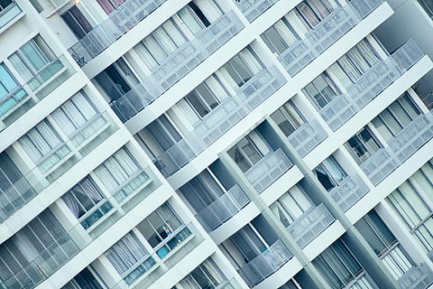 bianca, alto, edificio, edificio in cemento bianco, costruzione, finestra, ripetizione, balcone, grigio, lateralmente, architettura, esterno dell'edificio, struttura costruita, sfondi, fotogramma intero, città, Inquadratura dal basso, nessuno, quartiere residenziale, appartamento, casa, alto - alto, modello, all'aperto, ricchezza, moderno, edificio per uffici esterno, lusso, grattacielo, direttamente sotto, 5K, CC0, dominio pubblico, privo di copyright