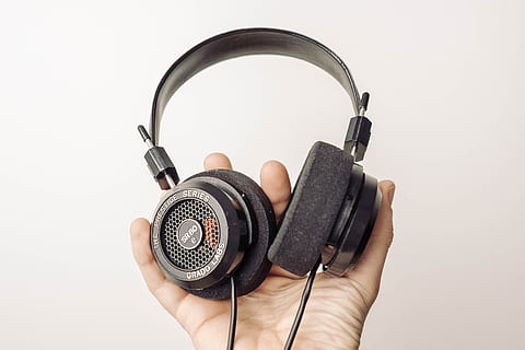 persona, detenzione, nero, cuffie over-ear, con filo, cuffie, mano, tecnologia, auricolare, ascoltando, suono, musica, attrezzatura, singolo oggetto, equipaggiamento audio, isolato, parte del corpo umano, mano umana, una persona, girato in studio, in casa, sfondo bianco, ritagliare, parte del corpo, stili di vita, prospettiva personale, persone reali, adulto, uomini, volto oscurato, 5K, CC0, dominio pubblico, privo di copyright