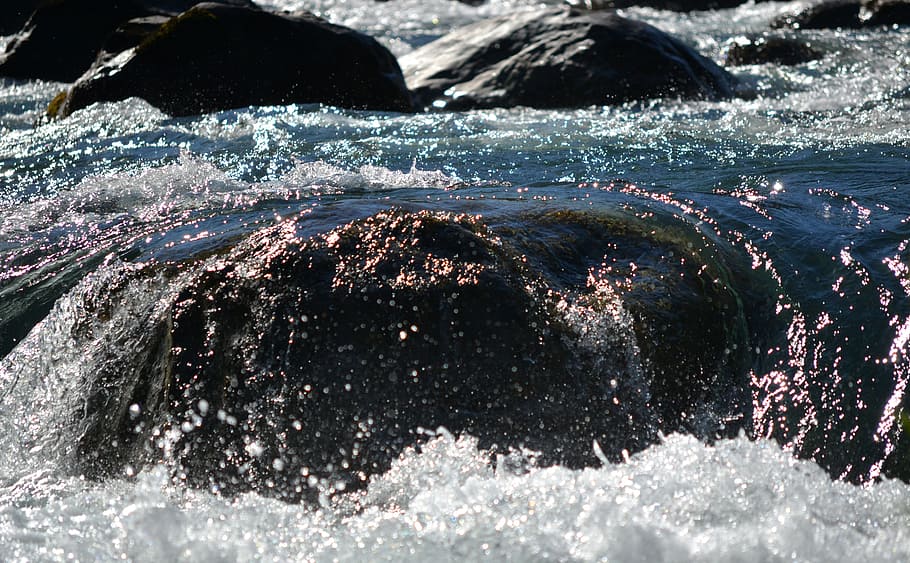 riu, aigua, posta de sol, blau, rosa, ràpids, naturalesa, mar, moviment, onada, cap gent, bellesa a la natura, dia, esport aquàtic, a l'aire lliure, esquitxades, esport, terra, primer pla, medi ambient, temperatura de fred, davant del mar, moviment borrós, poder a la natura, 4K