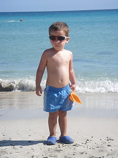 Junge, Kind, Meer, Küstenstrand, Person, Ozean, Strand, Sonnenbrille, nur ein Junge, nur für Kinder, mit nacktem Oberkörper, Jungs, Kindheit, Männer, Wasser, Land, Horizont über Wasser, Freizeitbeschäftigung, in voller Länge, Horizont, echte Menschen, Lebensstile, Sand, eine Person, kurze Hose, Unschuld, draußen, 2K, CC0, gemeinfrei, lizenzfrei