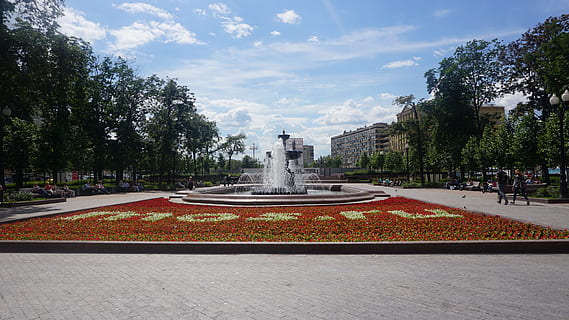 floare, parc, natură, primăvară, vară, plantă, verde, grădină, a inflori, floral, înflorit, inflori, frunze, luminos, proaspăt, alb, peisaj, copac, sezon, însorit, roz, iarbă, gradinarit, în aer liber, moale, culoare, Violet, zi, prospeţime, botanică, roșu, concentra, creştere, cer, arhitectură, nor - cer, construită, sculptură, Fântână, statuie, oraș, artă și sculptură, nici o persoana, reprezentare umană, reprezentare, exteriorul clădirii, apă, 5K, CC0, domeniu public, fără drepturi de autor