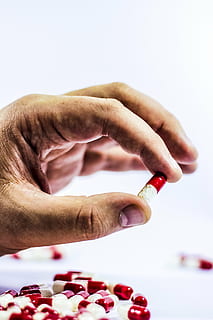 persona, detenzione, rosso, bianca, capsula del farmaco, cura, droga, freddo, dose, la malattia, farmacia, farmacologo, farmacologico, placebo, prescrizione, guarire, salutare, malato, medico, trattare voi stessi, compresse, ammalarsi, overdose, Morte, la mano, druggy, macro, mano umana, mano, parte del corpo umano, dito umano, una persona, dito, parte del corpo, avvicinamento, sfondo bianco, in casa, girato in studio, concentrarsi sulle conoscenze acquisite, medicina, uomini, adulto, pillola, assistenza sanitaria e medicina, tentazione, 5K, CC0, dominio pubblico, privo di copyright