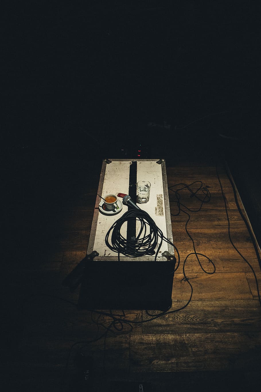 silenzioso, tempesta, nero, microfono, Astuccio, mic, palcoscenico, attrezzatura, penombra, comunicazione, gruppo musicale, scatola, caffè, cavo, verticale, Francia, metz, speculoo, ancora, in casa, musica, cultura artistica e intrattenimento, tecnologia, copia spazio, nessuno, vista dall'alto, buio, natura morta, strumento musicale, attrezzatura musicale, connessione, carta, equipaggiamento audio, dispositivo di input, lampada elettrica, 5K