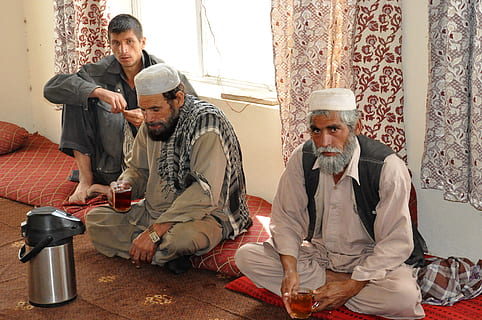rompere, tee, caffè, l'ora del tè, riposo, godere, afghanistan, lavoratori, uomini, termos, tappeto, rilassare, umano, costume, cuscini di seduta, potabile, Solo uomini, in piedi, adulto, metà adulto, metà uomini adulti, seduta, gruppo di persone, maschi, rinfresco, persone, bere, adulto maturo, solidarieta, in casa, cibo e bevande, tre quarti, stili di vita, amicizia, uomini maturi, questioni sociali, 4K, CC0, dominio pubblico, privo di copyright