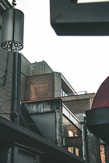 Basso, foto ad angolo, grigio, calcestruzzo, edifici, edificio in mattoni marroni, costruzione, modello, tetti, tetto, mattone, struttura costruita, architettura, esterno dell'edificio, Inquadratura dal basso, cielo, nessuno, attrezzatura per l'illuminazione, giorno, natura, cielo sereno, connessione, all'aperto, città, quartiere residenziale, metallo, ponte, ponte - struttura fatta dall'uomo, trasporto ferroviario, testo, 5K, CC0, dominio pubblico, privo di copyright