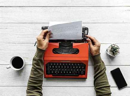 la personne, tirant, papier d'imprimante, Orange, machine à écrire, La technologie, ordinateur, affaires, homme, analogique, analogue, auteur, Contexte, boisson, caféine, carrière, classique, café, Créatif, tasse, document, éditorial, en profitant, équipement, pose à plat, flatlay, lancier, main, boisson chaude, journaliste, clavier, machine, agresser, ancienne mode, papier, publier, en train de lire, rafraîchissant, rétro, récit, Mots clés, outil, type, manuscrit, ancien, travail, travail à domicile, espace de travail, écrire, écrivain, la communication, une personne, Technologie sans fil, Hommes, lien, table, dispositif d'information portable, Téléphone, adulte, vue grand angle, tasse à café, directement au-dessus, en portant, café - boisson, 1080P, CC0, domaine public, libre de droits